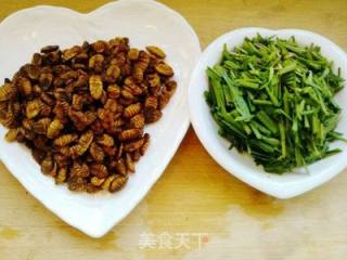 韭菜炒蚕蛹的做法步骤：1