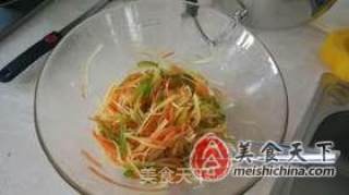 炝拌土豆丝的做法步骤：1