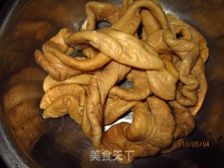 溜肥肠的做法步骤：1