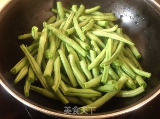 [酱焖豆角]------家常滋味最给力的做法步骤：1