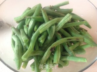 [酱焖豆角]------家常滋味最给力的做法步骤：2