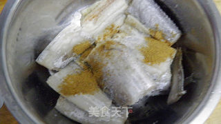 香炸带鱼------妈妈经典的做法的做法步骤：3