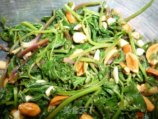 果仁水芹菜的做法步骤：2