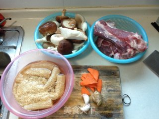 菌菇同骨汤的做法步骤：1