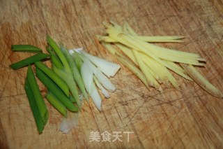 葱姜鳕鱼豆腐煲的做法步骤：1