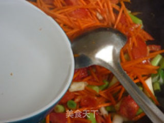 蒜苗胡萝卜焖面的做法步骤：7