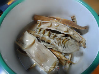 干笋炒腊肉的做法步骤：1