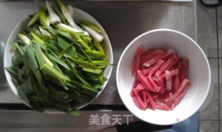 青蒜苗炒肉的做法步骤：1