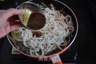 【黑椒牛肉乌冬面】的做法步骤：9