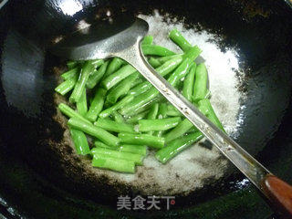 萝卜干炒梅豆的做法步骤：6