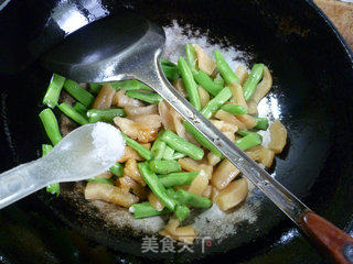 萝卜干炒梅豆的做法步骤：9