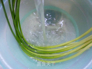 香干蒜薹炒鱼丸的做法步骤：2