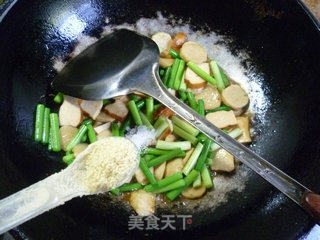 香干蒜薹炒鱼丸的做法步骤：12