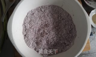 紫薯红枣“8”字卷的做法步骤：2