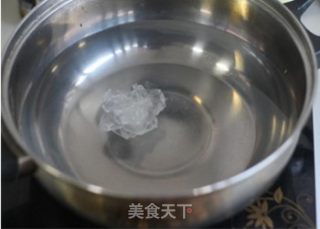 娇艳健康的罐头自己做，绝对视觉系——糖水草莓的做法步骤：2