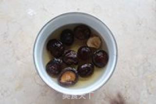 香菇腊肠炒饭的做法步骤：1