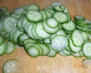 肉炒鲍菇黄瓜片的做法步骤：3