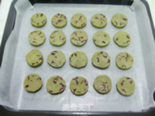 【抹茶蔓越莓饼干】忽觉青红入眼来的做法步骤：11