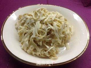 [炝拌豆丝]------妙招拌出爽口小菜的做法步骤：1