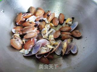 紫苏椒圈炒花甲的做法步骤：9