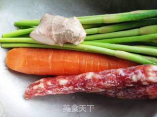 初夏的美味 --- 蒜苔炒腊肉的做法步骤：1