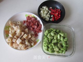 腊肉蚕豆笋丁的做法步骤：1
