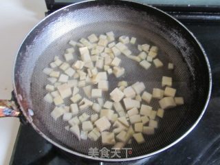 腊肉蚕豆笋丁的做法步骤：2
