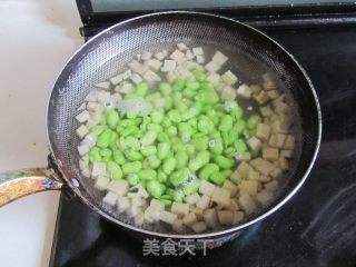 腊肉蚕豆笋丁的做法步骤：3