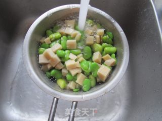 腊肉蚕豆笋丁的做法步骤：4