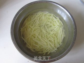 土豆丝饼的做法步骤：1