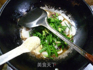 韭菜花酱肉炒年糕的做法步骤：13