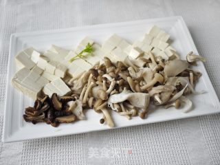 豆腐杂菌汤的做法步骤：2