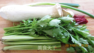 杏鲍菇炒芹菜的做法步骤：1