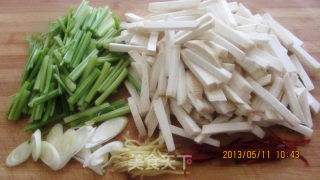杏鲍菇炒芹菜的做法步骤：2