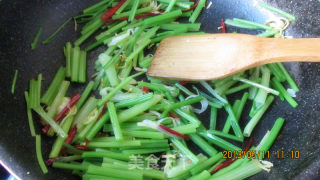 杏鲍菇炒芹菜的做法步骤：8
