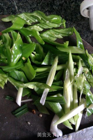 蒜苗腊肉的做法步骤：1