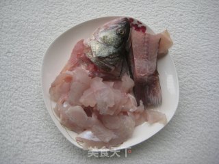 芜茜番茄炖鲈鱼的做法步骤：2