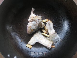 芜茜番茄炖鲈鱼的做法步骤：6