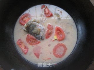 芜茜番茄炖鲈鱼的做法步骤：7