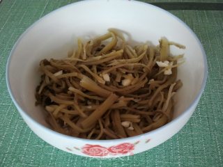 酸甜雪菜的做法步骤：1