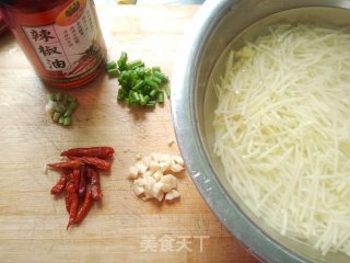 酸辣土豆丝的做法步骤：2