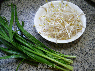 韭菜炒绿豆芽的做法步骤：1
