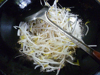 韭菜炒绿豆芽的做法步骤：5