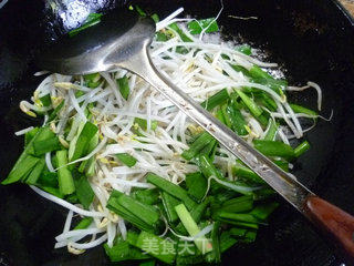 韭菜炒绿豆芽的做法步骤：6