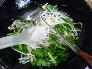 韭菜炒绿豆芽的做法步骤：7