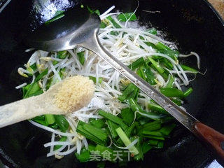 韭菜炒绿豆芽的做法步骤：8