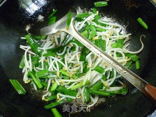韭菜炒绿豆芽的做法步骤：9