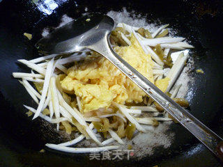 榨菜茭白炒鸡蛋的做法步骤：10