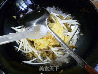 榨菜茭白炒鸡蛋的做法步骤：12