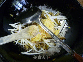 榨菜茭白炒鸡蛋的做法步骤：13